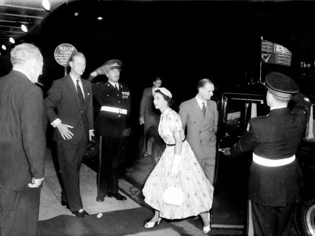 Historic: Royal Visits: Queen Elizabeth: 1954 Queen Elizabeth visit to Lismore in 1954. Arriving at the Gollan Hotel. Photo The Northern Star Archives