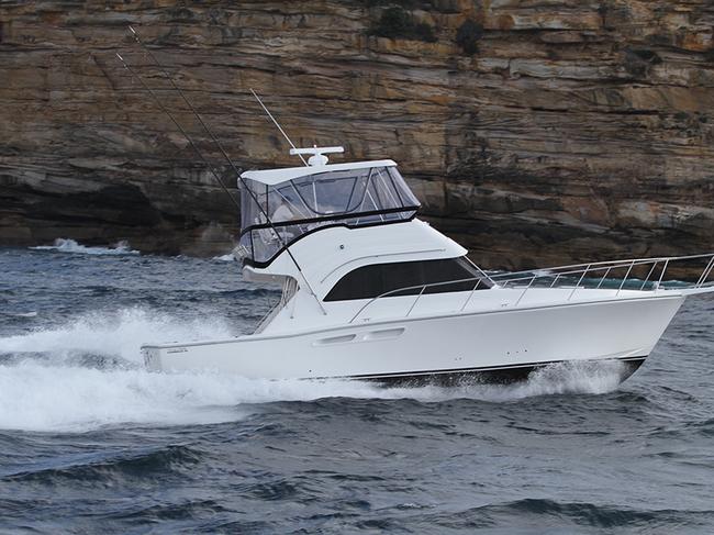 The Carribean C40-Flybride Cruiser on the water.