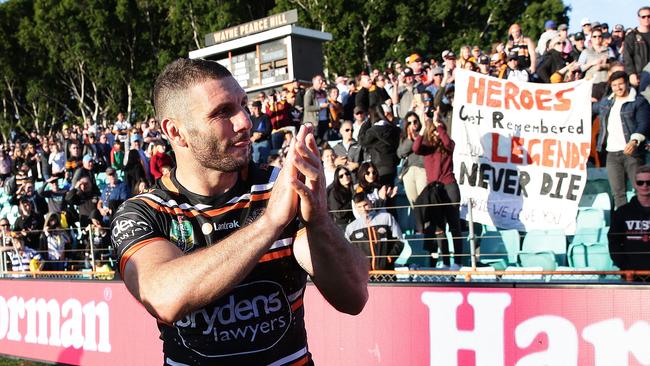 Robbie Farah thanks the crowd at Leichhardt Oval. Picture: Brett Costello