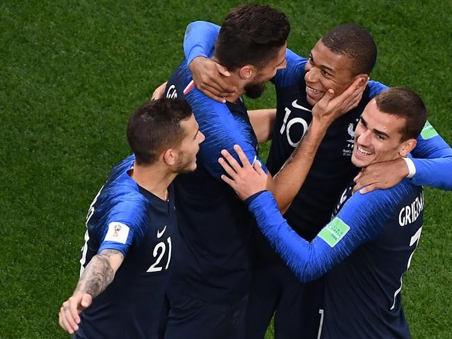 TOPSHOT - France's forward Kylian Mbappe (2nd R) celebrates his goal with teammates during the Russia 2018 World Cup Group C football match between France and Peru at the Ekaterinburg Arena in Ekaterinburg on June 21, 2018. / AFP PHOTO / Jewel SAMAD / RESTRICTED TO EDITORIAL USE - NO MOBILE PUSH ALERTS/DOWNLOADS