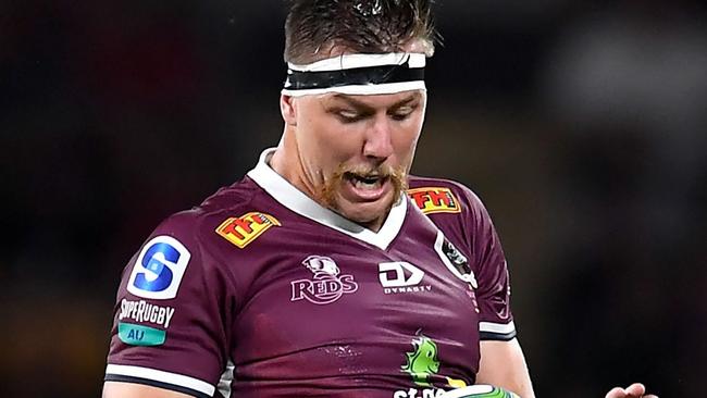 Angus Blyth of the Reds catches the ball during the Super Rugby match between the Queensland Reds and NSW Waratahs at Suncorp Stadium in Brisbane on February 19, 2021. (Photo by ALBERT PEREZ / AFP) / -- IMAGE RESTRICTED TO EDITORIAL USE - STRICTLY NO COMMERCIAL USE --