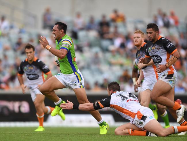 Jordan Rapana makes a break to score against the Tigers.