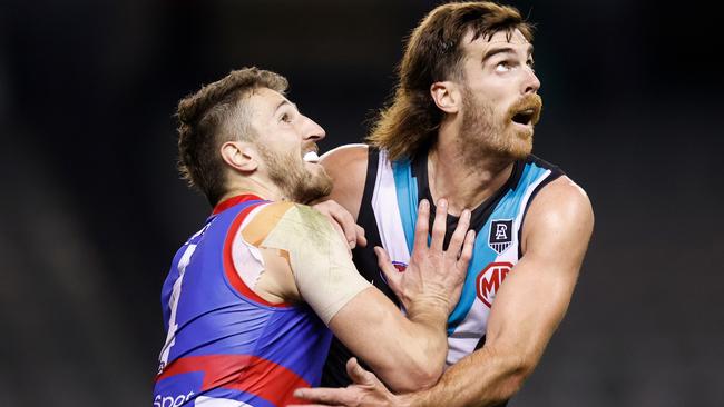 Marcus Bontempelli rucks against Scott Lycett.