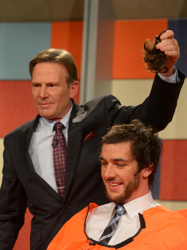 Sam Newman shaves off Tex Walker’s mullet on The Footy Show.