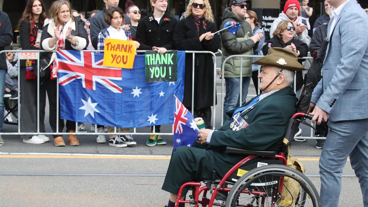 Wellwishers expressed their thanks to veterans during the Anzac day march in Melbourne. Picture: NCA NewsWire / David Crosling