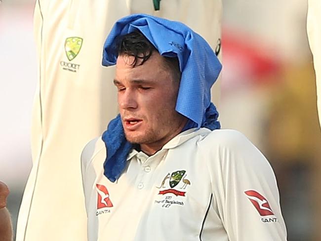 CHITTAGONG, BANGLADESH - SEPTEMBER 05:  Peter Handscomb of Australia is checked by the team doctor during day two of the Second Test match between Bangladesh and Australia at Zahur Ahmed Chowdhury Stadium on September 5, 2017 in Chittagong, Bangladesh.  (Photo by Robert Cianflone/Getty Images)