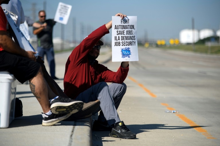 US dockworkers to head back to work after tentative deal