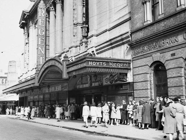 Theatre queue for the Regent Theatre in 1946. Picture: Sam Hood/State Library of NSW