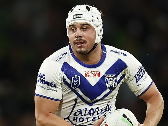 MELBOURNE, AUSTRALIA - MARCH 11: Reed Mahoney of the Bulldogs looks to pass the ball during the round two NRL match between the Melbourne Storm and Canterbury Bulldogs at AAMI Park on March 11, 2023 in Melbourne, Australia. (Photo by Daniel Pockett/Getty Images)