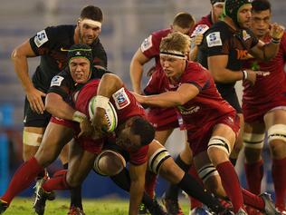 Australia's Reds prop Sam Talakai (3rd-L-front)) vies for the ball with Argentina's Jaguares lock Matias Alemanno (2nd-L), next to Australia's Reds hooker Adam Korczyk during their Super Rugby match at Jose Amalfitani stadium in Buenos Aires, Argentina on March 25, 2017. / AFP PHOTO / ALEJANDRO PAGNI