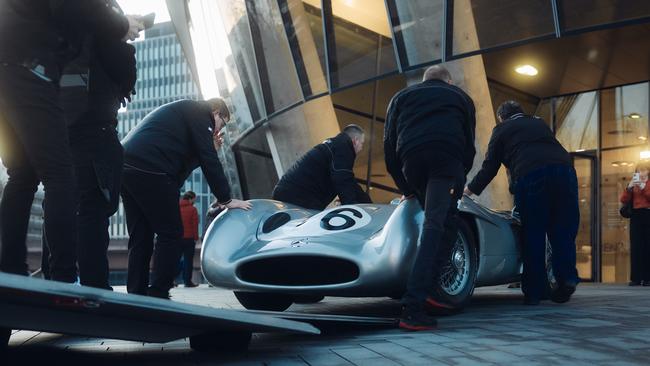 Mercedes-Benz W 196 R Grand-Prix-Rennwagen mit der Fahrgestellnummer 9. Auktion von RM Sotheby’s des Fahrzeugs aus dem Indianapolis Motor Speedway Museum am 1. Februar 2025 im Mercedes-Benz Museum. Einbringung des Silberpfeils in das Museum. Foto: Maximilian Balazs (Fotosignatur der Mercedes-Benz Classic Archive: D849892) Mercedes-Benz W 196 R Grand Prix racing car with chassis number 9. RM Sotheby's auction of the vehicle from the Indianapolis Motor Speedway Museum on 1 February 2025 at the Mercedes-Benz Museum. Transfer of the Silver Arrow into the museum. Photo: Maximilian Balazs (Photo signature of the Mercedes-Benz Classic Archives: D849892)