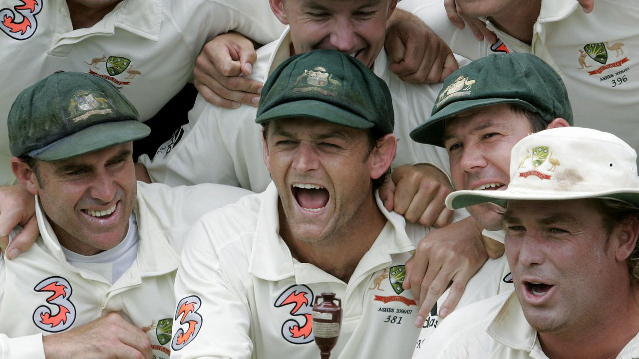 (FILES) In this file photograph taken on December 18, 2006, Australian team members (L/R): Matthew Hayden, Adam Gilchrist, captain Ricky Ponting and Shane Warne grip the replica Ashes urn on day five of the third Ashes Test against England in Perth, after Australia regained the Ashes with a 206-run win following another spectacular English batting collapse on the final day of the third Test at the WACA. – Australia cricket great Shane Warne, widely regarded as one of the greatest Test players of all time, has died of a suspected heart attack aged 52, according to a statement from his management company on March 4, 2022. Warne's management said the retired leg-spinner died in Koh Samui, Thailand. (Photo by TONY ASHBY / AFP)