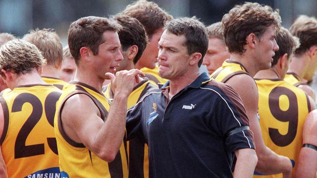 Coach Peter Schwab speaks to the Hawthorn players during a 2020 match.