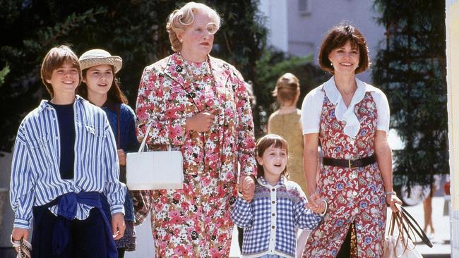 Matthew Lawrence, Lisa Jakub, Robin Williams, Mara Wilson and Sally Field in Mrs Doubtfire.