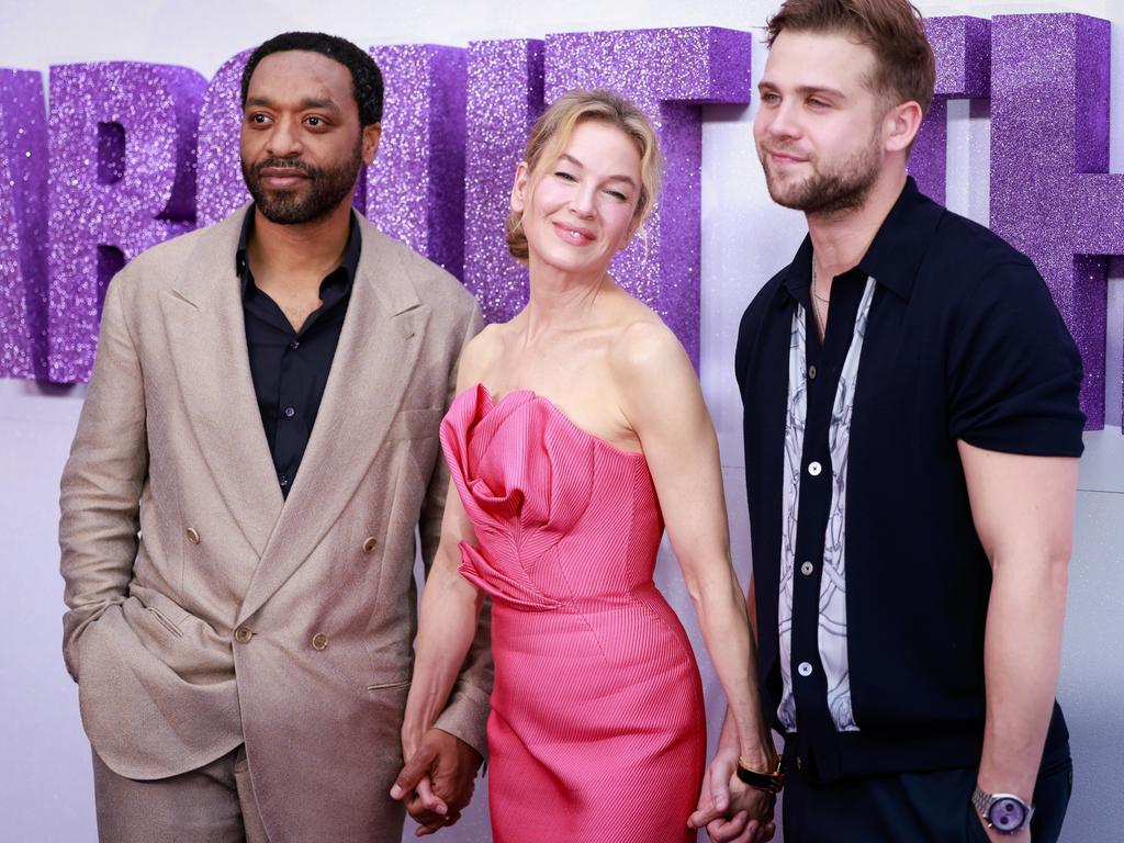 Zellweger holds hands with co-stars Chiwetel Ejiofor and Leo Woodall. Picture: Hanna Lassen/Getty Images