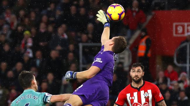 SOUTHAMPTON, ENGLAND - DECEMBER 16:  Bernd Leno of Arsenal reaches for the ball before Charlie Austin of Southampton heads the ball to score his team's third goal during the Premier League match between Southampton FC and Arsenal FC at St Mary's Stadium on December 16, 2018 in Southampton, United Kingdom.  (Photo by Clive Rose/Getty Images)