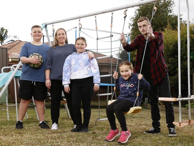 WEEKEND TELEGRAPHS SPECIAL AUGUST 19, 2022. PLEASE CONTACT WEEKEND PIC EDITOR JEFF DARMANIN BEFORE PUBLISHING. Rooty Hill mum Tracey Schofield has managed to save over $4000 after using some of the NSW Government's rebates. Pictured at home with her children from left Liam, 11, Emma, 10, Lucy, 7, and Blake, 16. Picture: Jonathan Ng