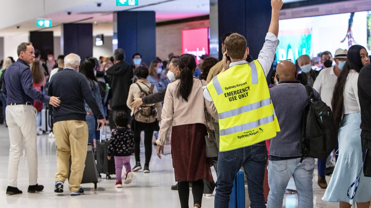 Sydney Airport: one kilometre car queues and chaos make travelling a ...