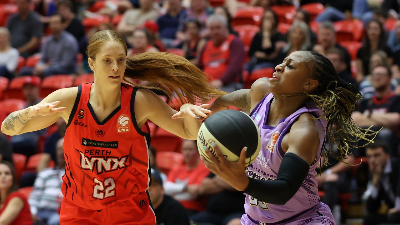 Melbourne Boomers and Perth Lynx do battle.