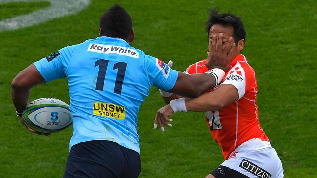 Waratahs winger Taqele Naiyaravoro gives Yutaka Nagare of the Sunwolves an emphatic ‘don’t argue.’