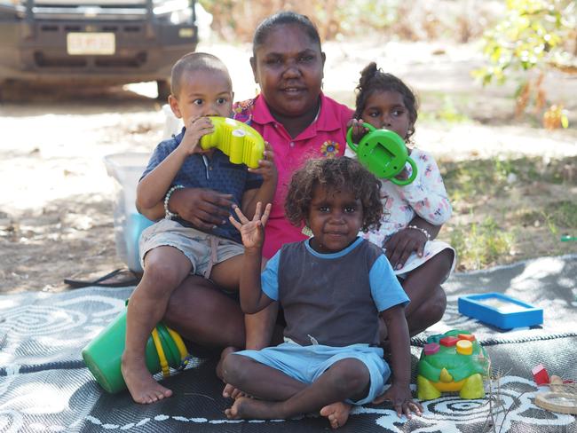 Amanda Johnson (Garrwa) with Indi Kindi children, Borroloola, NT.