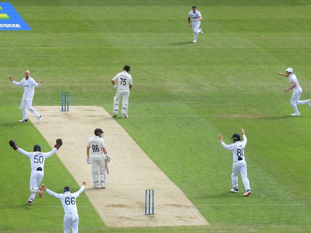 ‘Never seen anything like it’: Poms in disbelief over wicket you have to see to believe