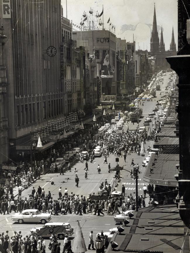 Busy Bourke St at Christmas time in 1960.