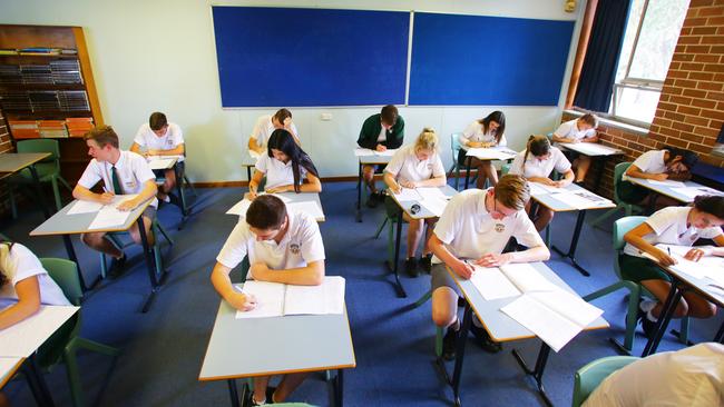 Australia’s school curriculum should be overhauled over five years, a new report recommends.