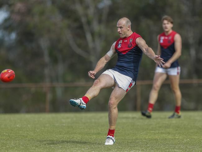 Mt Eliza captain Shane Tennant takes a kick. Picture: Valeriu Campan