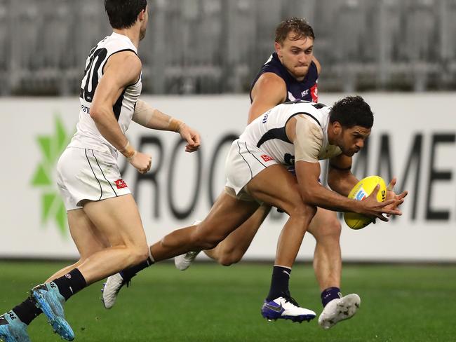 Sam Petrevski-Seton beats Mitchell Crowden to the ball.