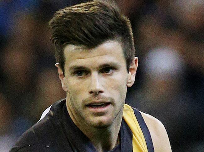 AFL Round 1 - Richmond v Carlton at MCG , Trent Cotchin gets a handpass away. 2nd April 2015. Picture: Colleen Petch.