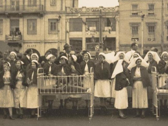 Nurses and children in cots waiting outside Melbourne’s St Vincent’s Hospital in 1954 to catch a glimpse of Queen Elizabeth. Picture: HWT Library.