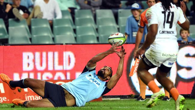 Waratahs winger Reece Robinson (L) let slip a golden opportunity to grab a try.