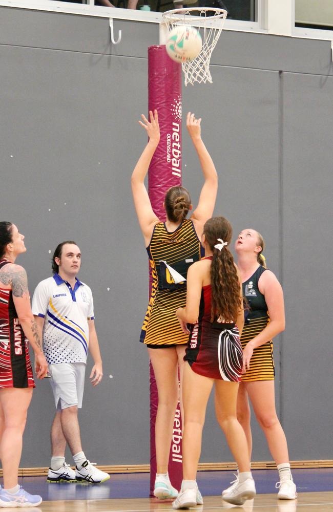 Burdekin Silverlinks GS Mackenzie Linton shoots for goal. Picture: Shaantel Hampson / TCNAI