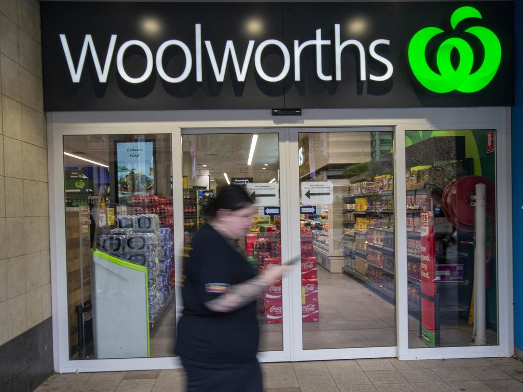 Woolworths announced in May that members of the Everyday Rewards Extra program would no longer be able to access a 10 per cent discount online. Picture: NCA NewsWire / Christian Gilles