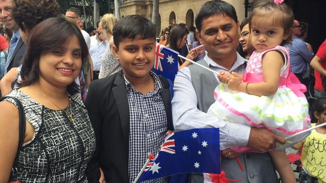 Almost 600 people from 65 countries accept their Australian citizenship ...