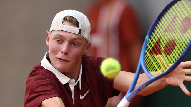 PARIS, FRANCE - JUNE 01: Cruz Hewitt of Australia plays a backhand against Pierluigi Basile of Italy in the Boy's Singles First Round match on Day Eight of the 2025 French Open at Roland Garros on June 01, 2025 in Paris, France. (Photo by Adam Pretty/Getty Images)