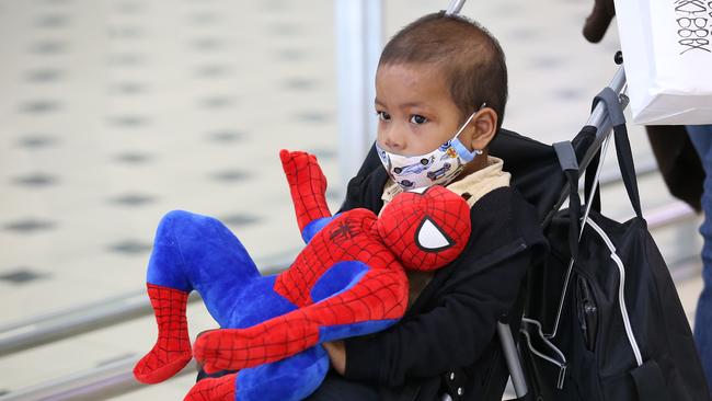 A young traveler from New Zealand arrives at Brisbane Airport. Pictuire: Jono Searle/Getty Images