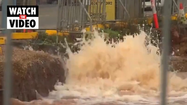 Construction worker burst water main (7 News)