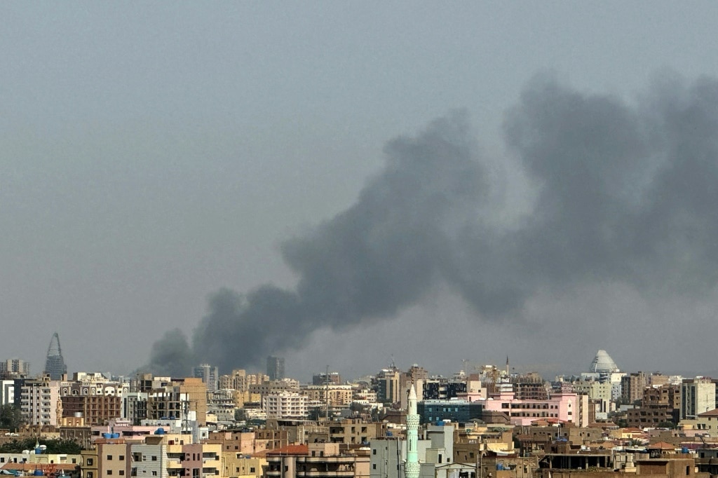 Smoke billowing over central Khartoum as the Sudanese army attacks paramilitary positions in the capital