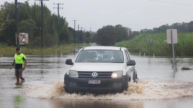 Flooding on the Gold coast in the aftermath of Cyclone Alfred. Stapylton homes surrounded by floodwaters. Driving through floodwaters at Staplyton. Picture Glenn Hampson