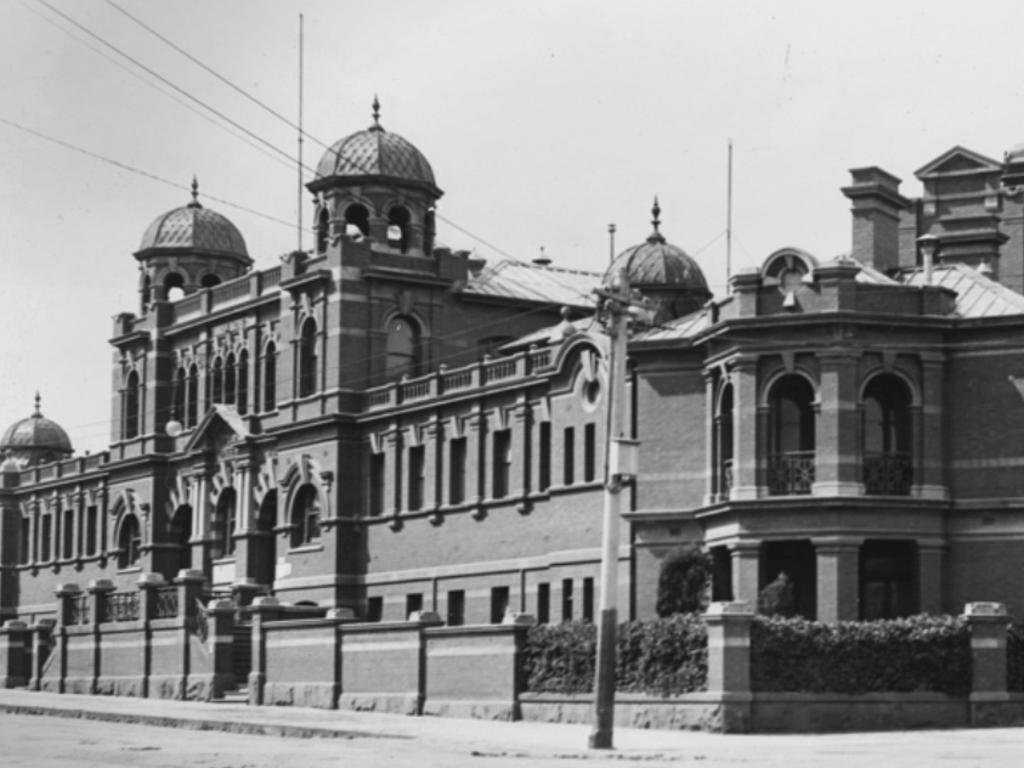 The new City Baths building, opened in 1904, remains today. Picture: State Library of Victoria