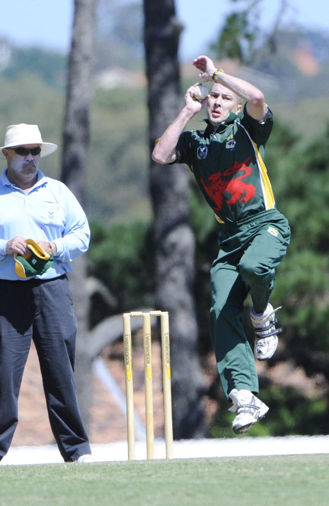 Mark Thomas bowling for Caulfield.