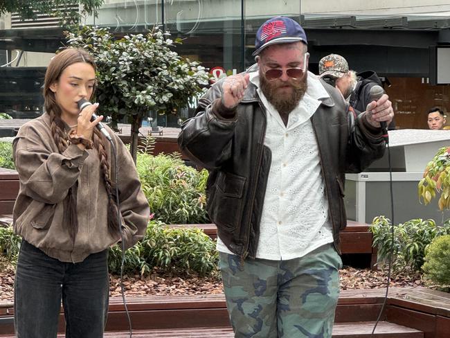 Teddy Swims was spotted in the Brisbane CBD holding an impromptu duet with Australian singer, Inoxia. Picture: Reddit