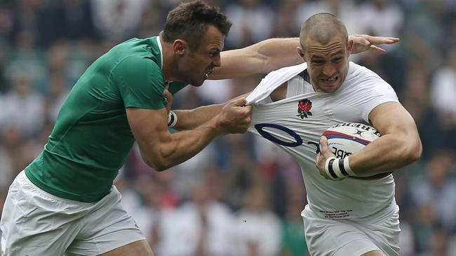 TOPSHOTS Ireland's wing Tommy Bowe (L) tackles England's full back Mike Brown (R) during the international rugby union friendly match between England and Ireland, ahead of the 2015 Rugby World Cup, at Twickenham Stadium, west of London, on September 5, 2015. AFP PHOTO / ADRIAN DENNIS