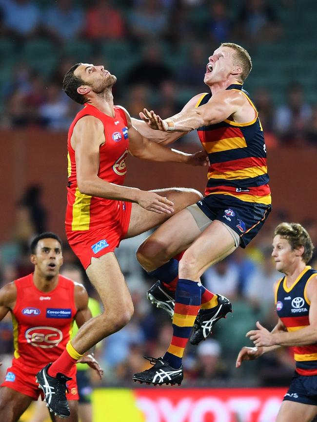 Reilly O’Brien battled against Jarrod Witts before the Suns ruckman was injured. Picture: Getty