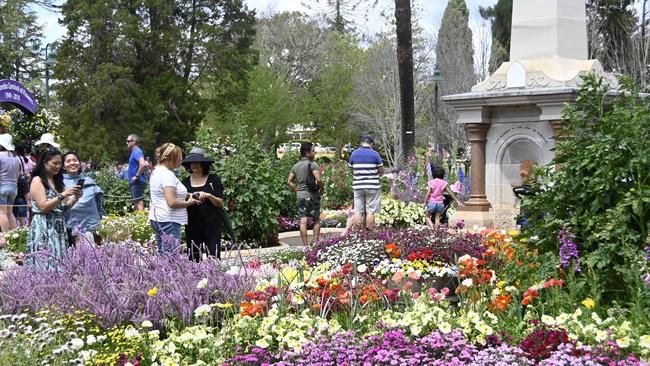 Carnival of Flowers 2019: Queens Park.