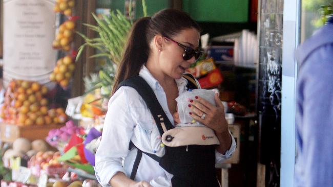 March 28, 2015: Kate Ritchie shopping in Balmain with her daughter Mae. Sydney, Australia. EXCLUSIVE. Mandatory Credit: INFphoto.com Ref: infausy-12