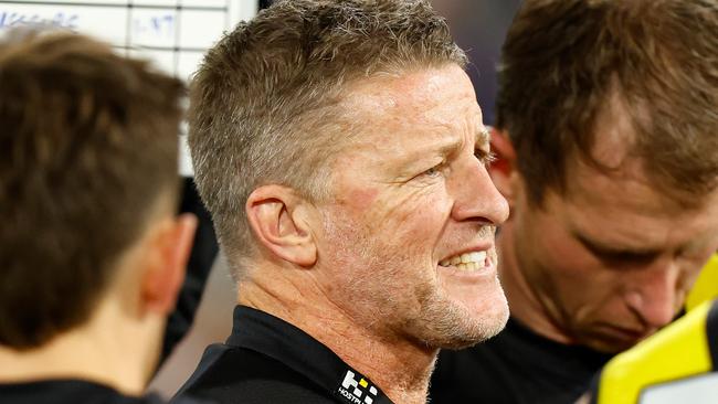 Damien Hardwick pleads with his players for an extra effort at three-quarter time as Collingwood takes control in the contested possession battle.