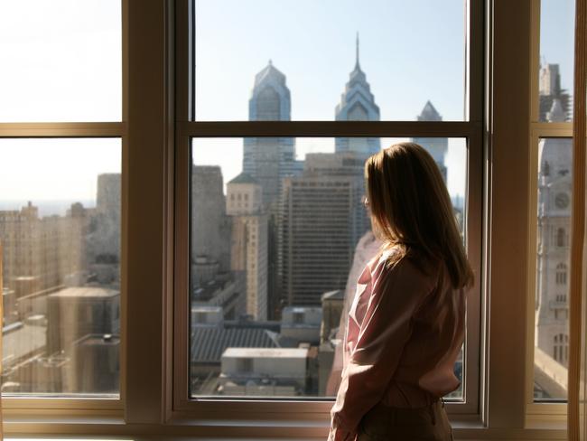 Philly'buster - Woman relaxing in her hotel room